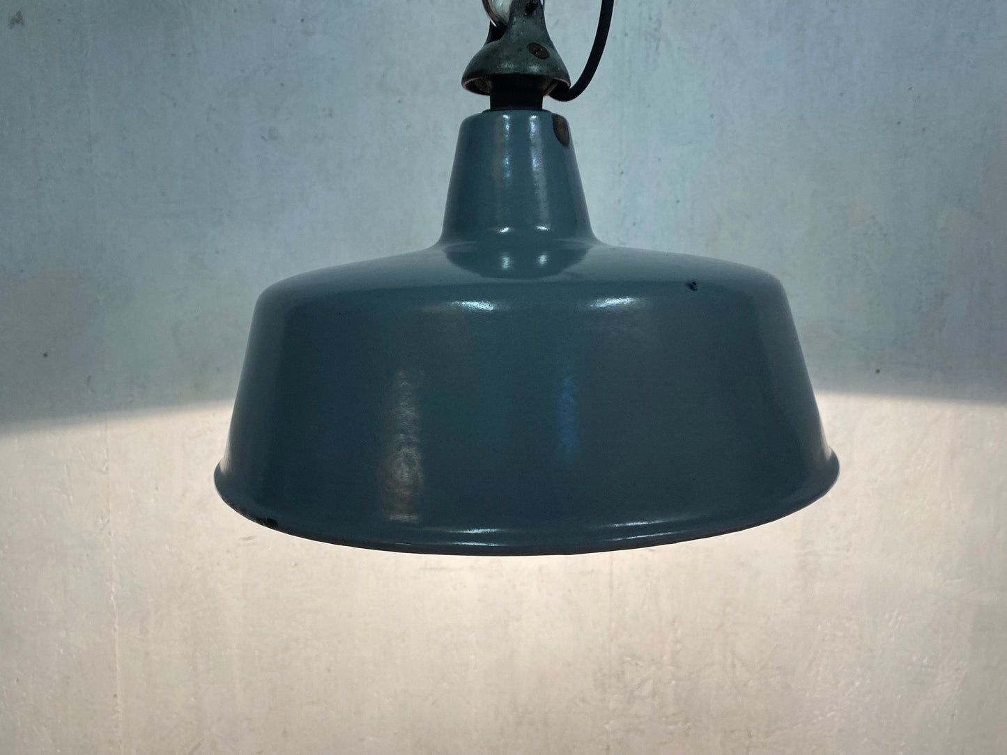 Emaillierte Deckenlampe im Industriedesign
