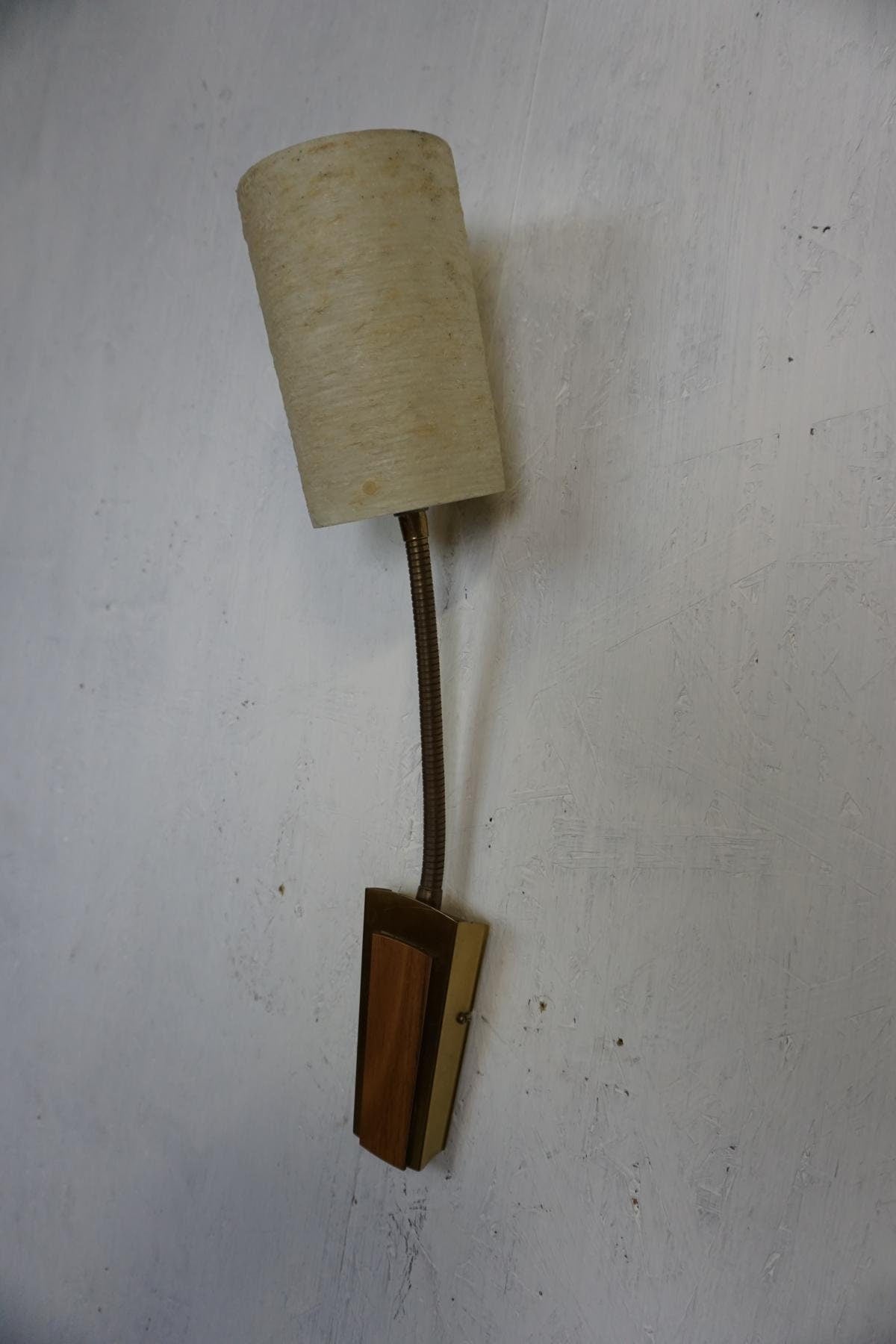 Tolle Wandlampe mit Schirm aus Fiberglas