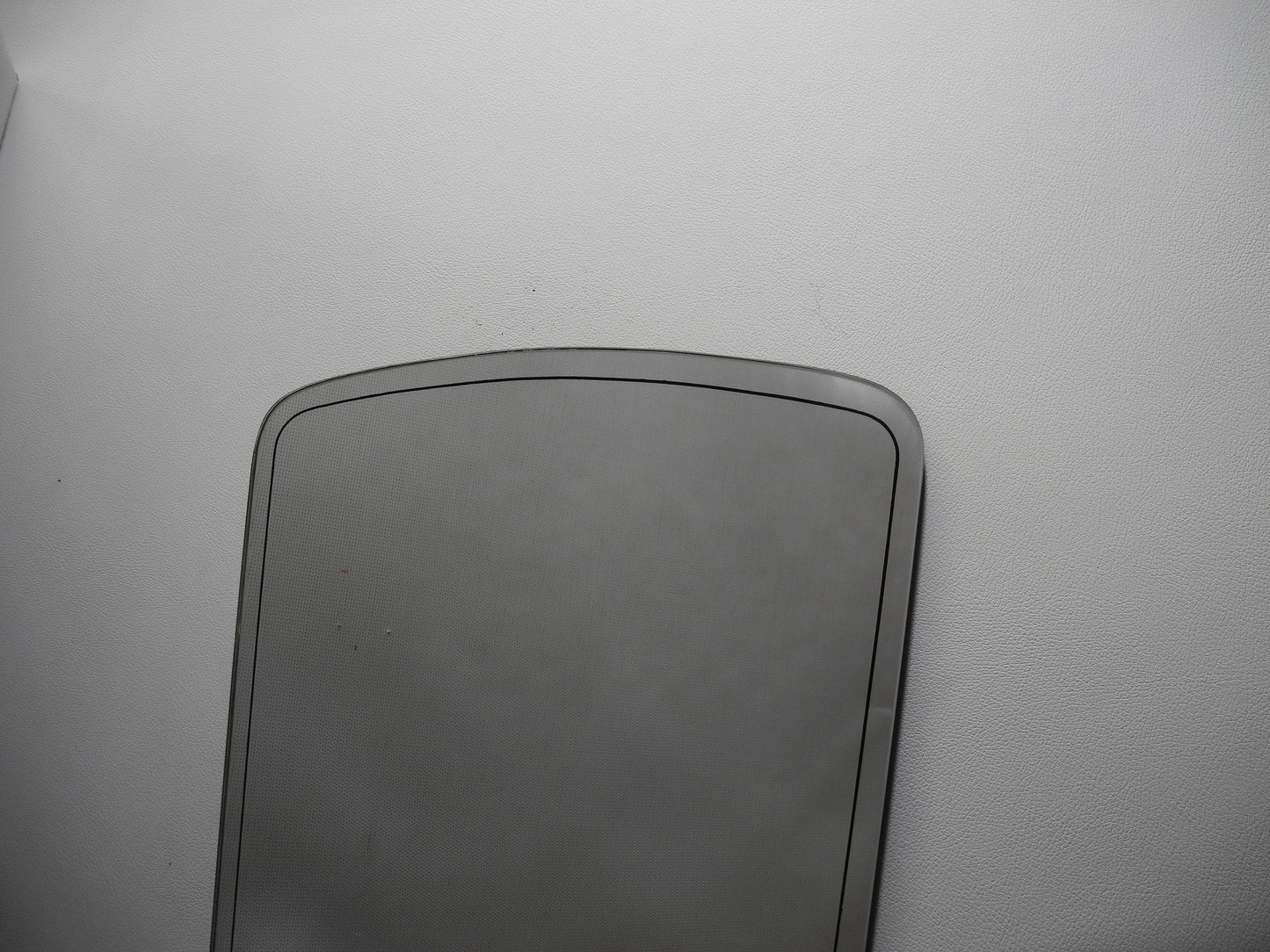 Formschöner Spiegel mit umlaufender schwarzer Umrandung