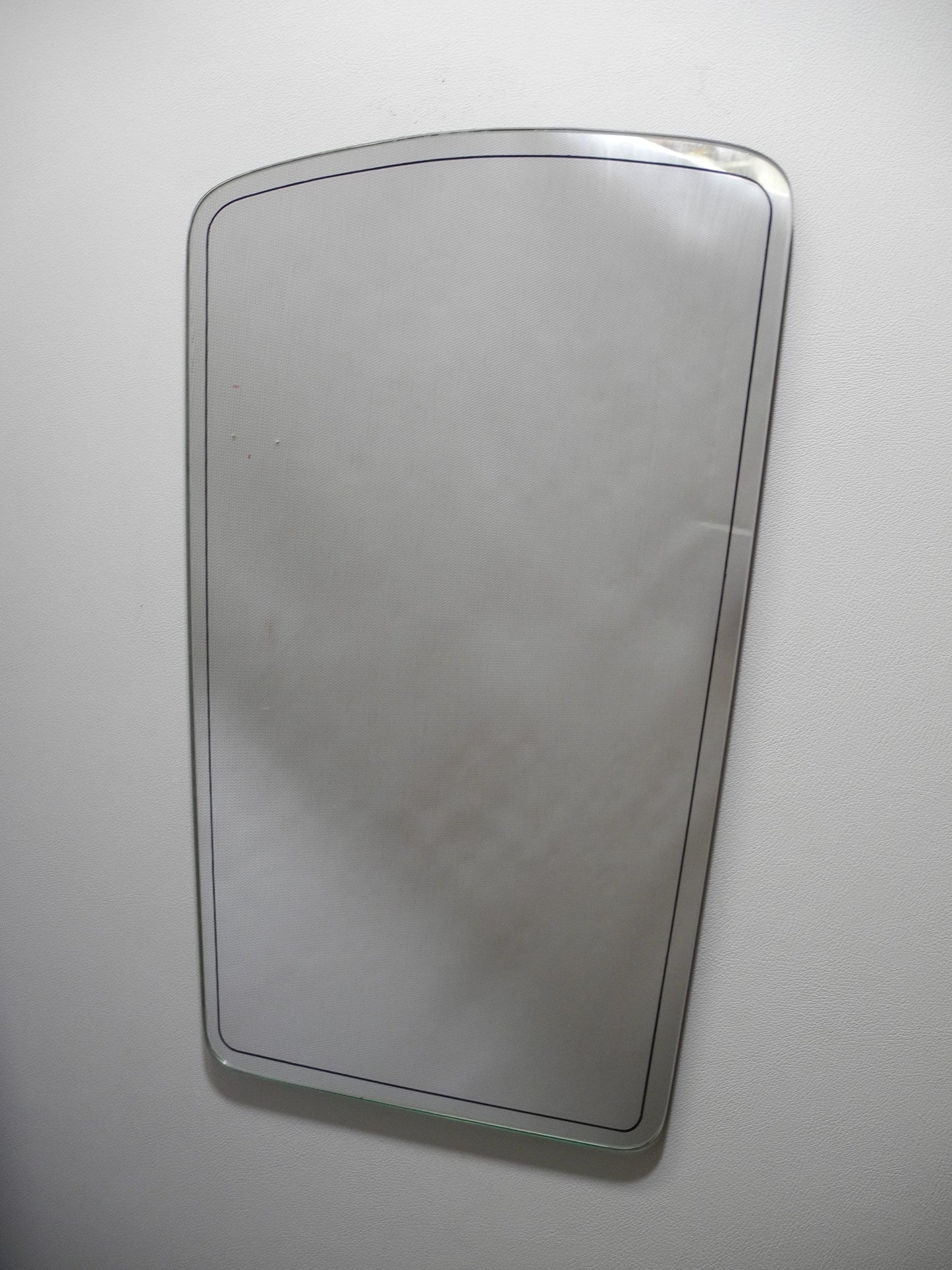 Formschöner Spiegel mit umlaufender schwarzer Umrandung