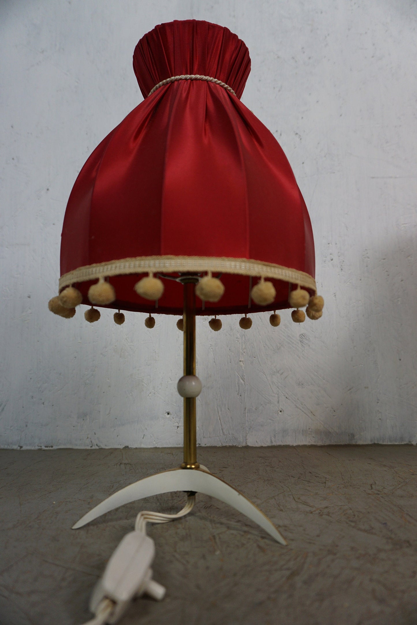 Set aus 2 roten Tischlampen 50er 60er Jahre Mid Century Vintage Krähenfuß Bommelborte