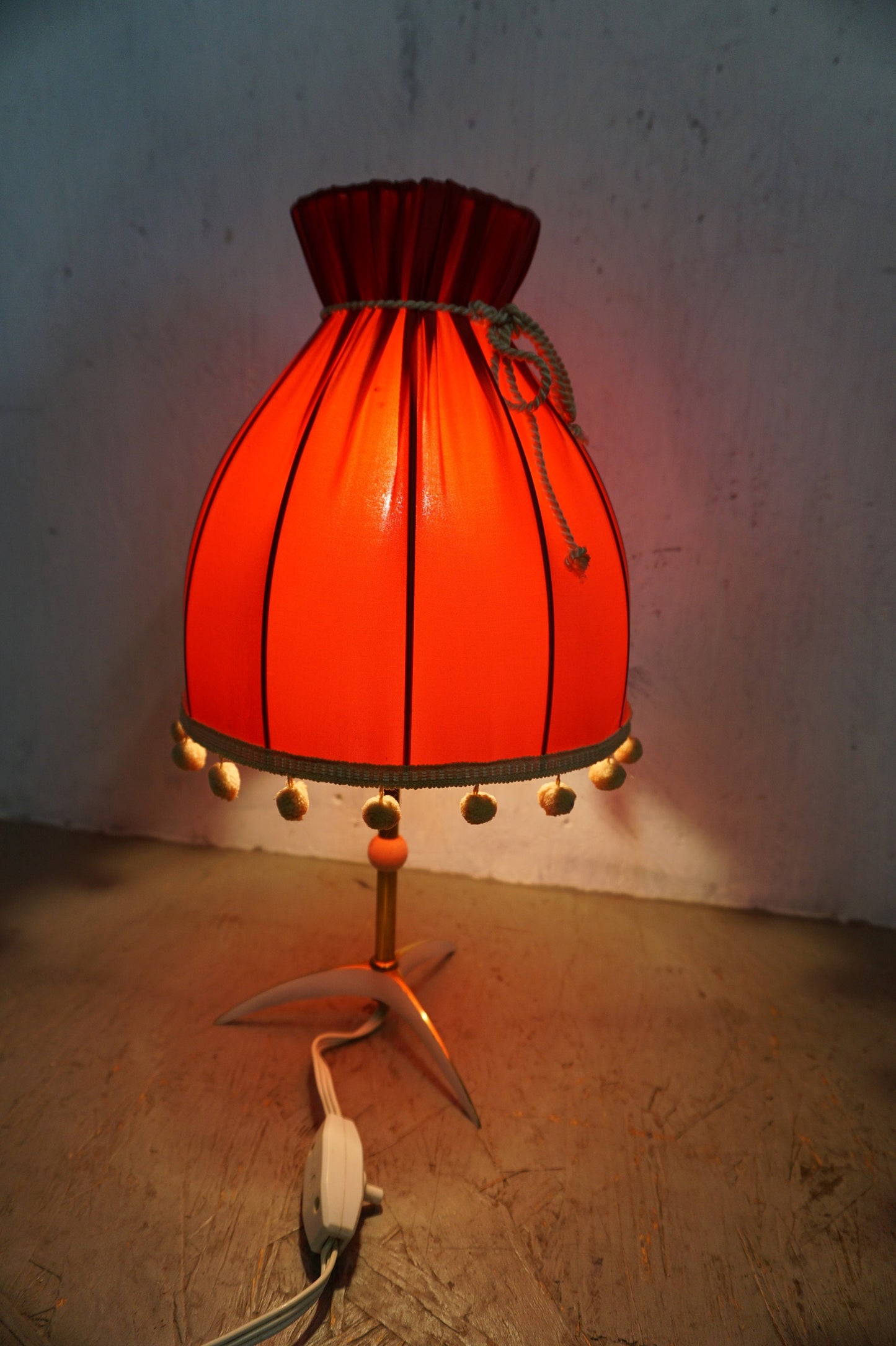 Set aus 2 roten Tischlampen 50er 60er Jahre Mid Century Vintage Krähenfuß Bommelborte