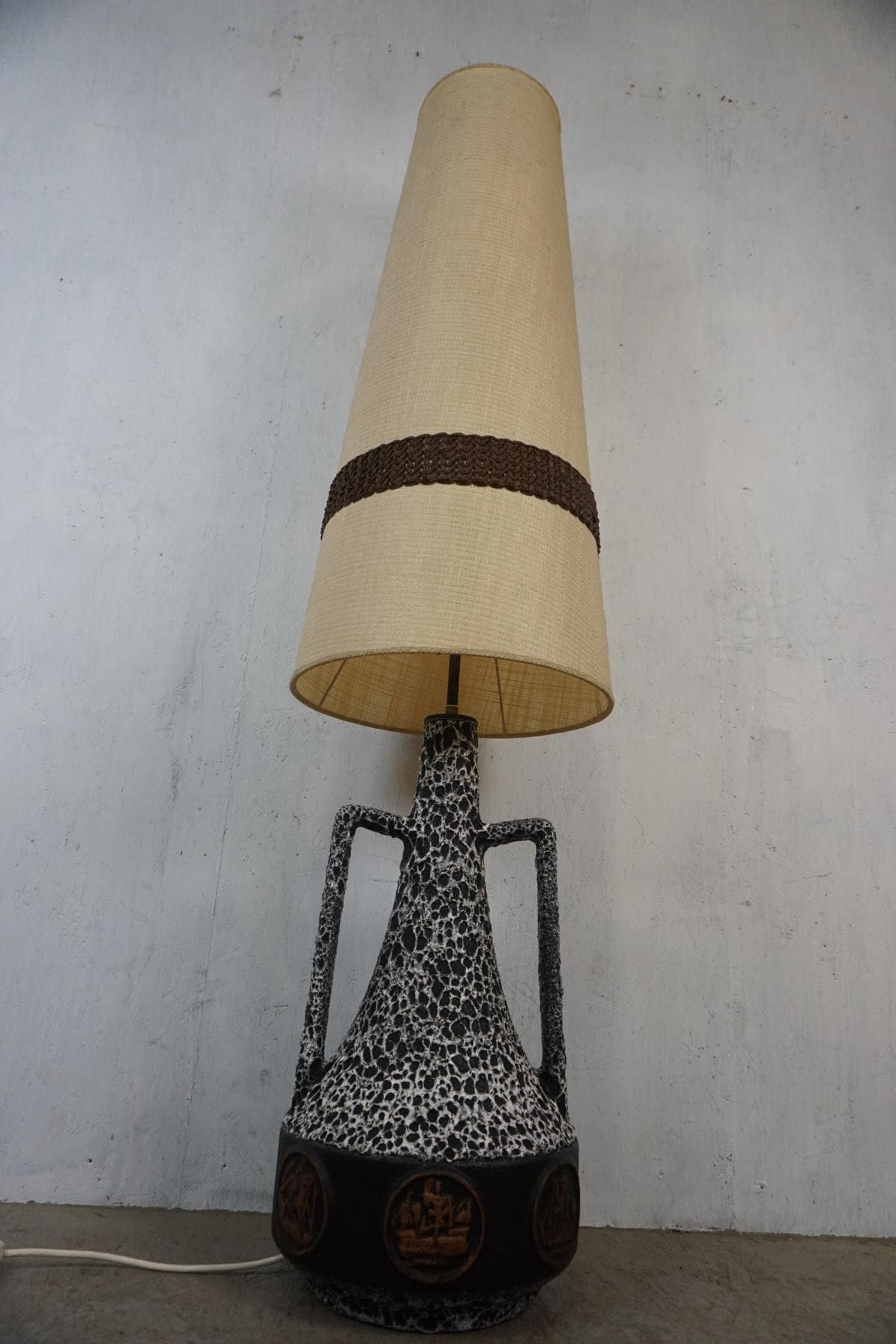 Stylische Stehlampe mit Fat Lava Keramik Sockel
