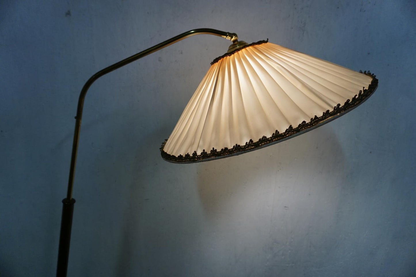 Exklusive Vintage Lampe mit Nierentisch und Zeitungsablage