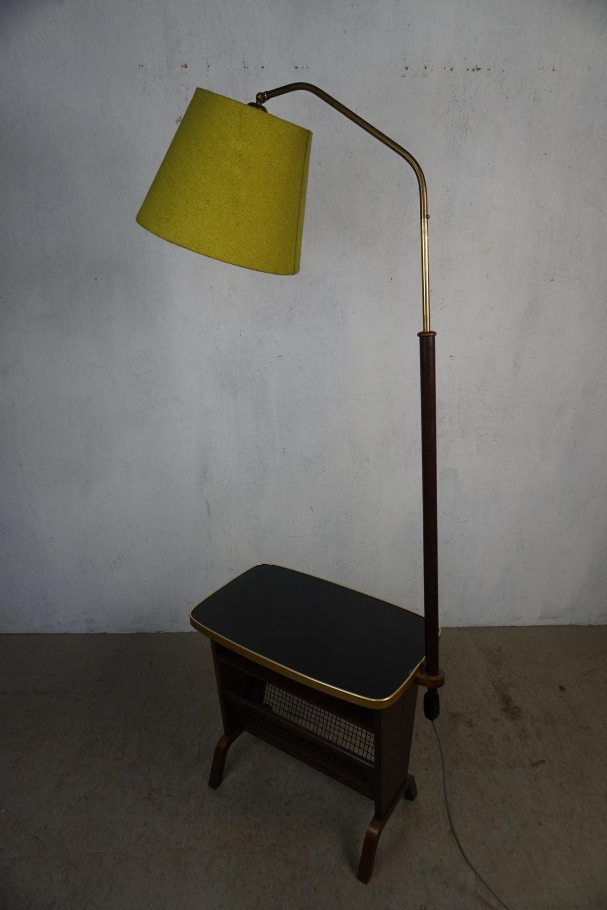 Originelle Stehlampe mit Tisch und Zeitungshalter aus den 50er Jahren