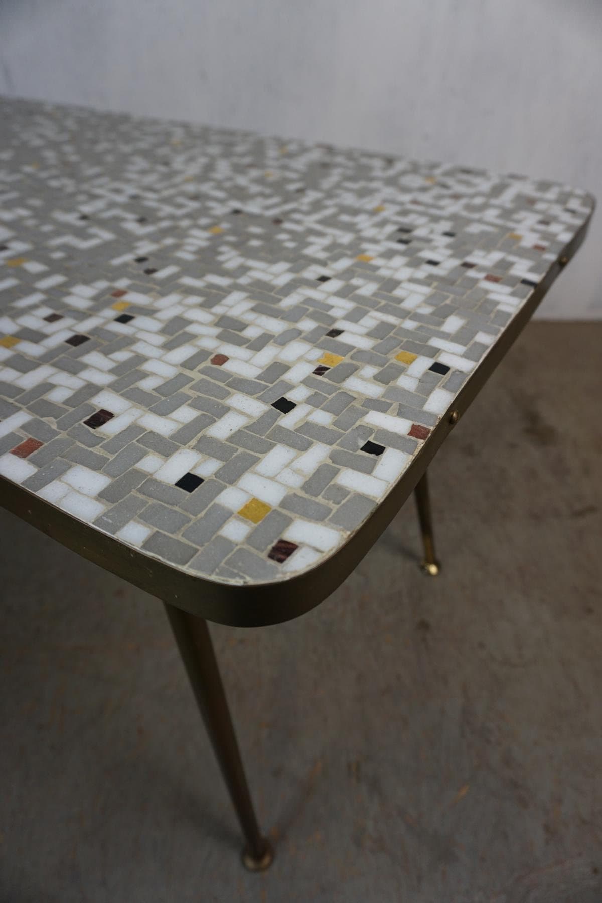 Schöner Tisch mit Mosaikplatte aus den 50er Jahren