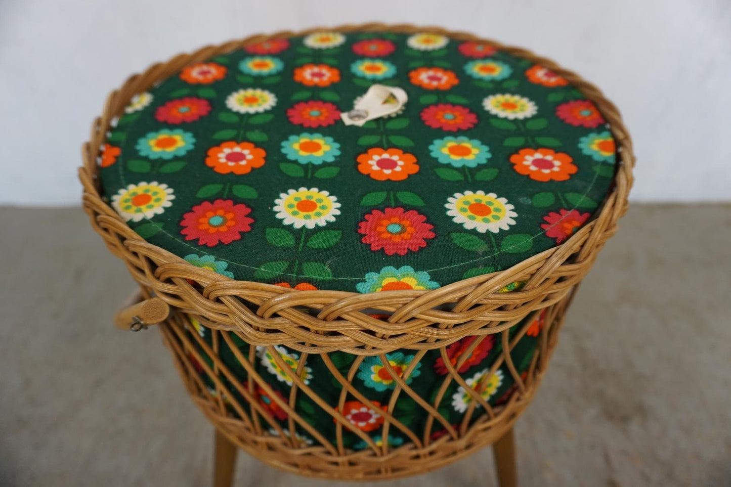 Dekorativer Vintage Nähkorb mit buntem Blumenmuster