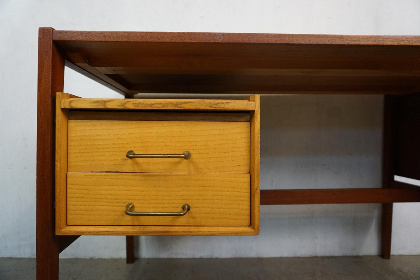 Exklusiver Mid Century Schreibtisch in Teak und Eschenholz