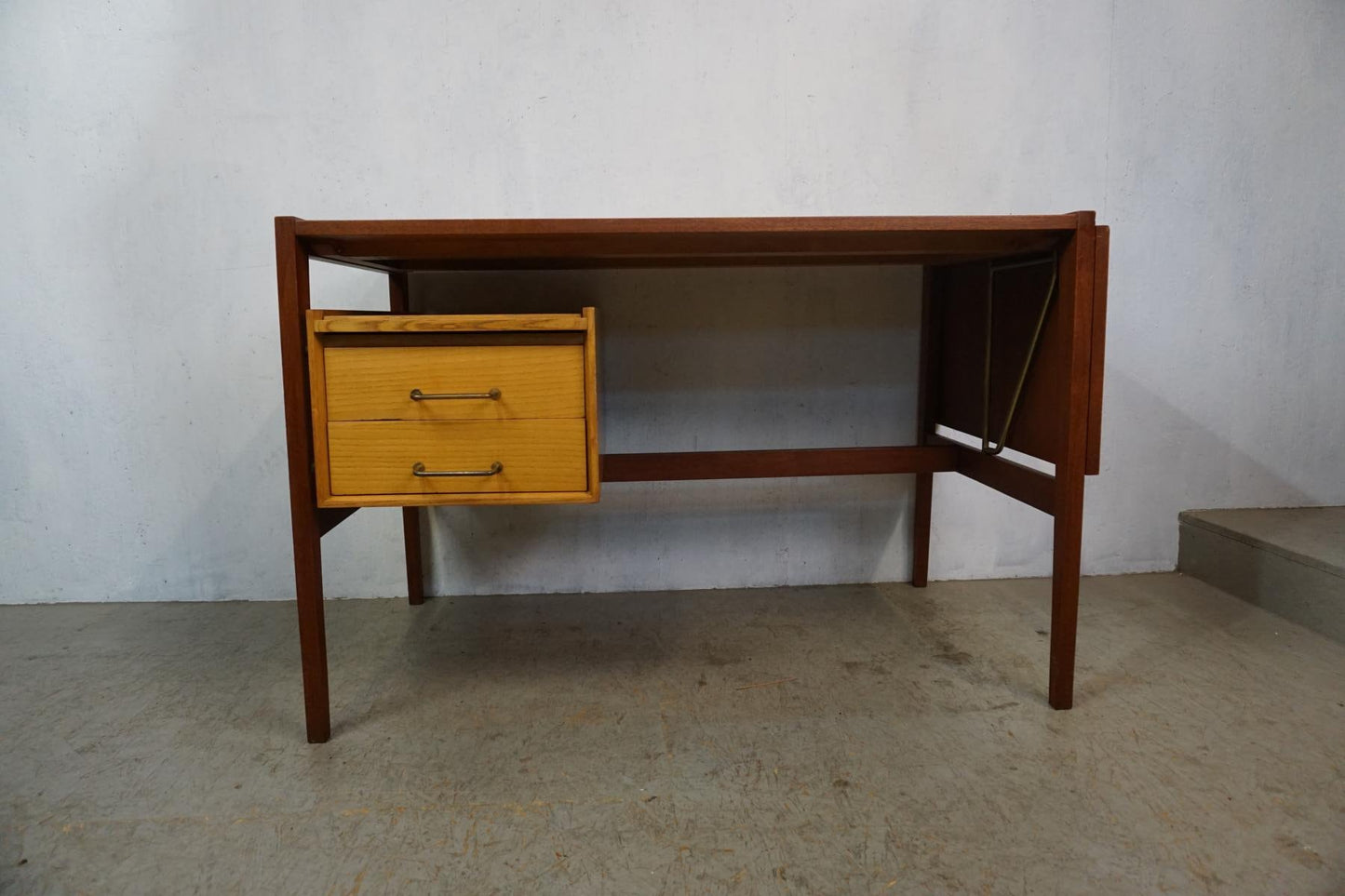 Exklusiver Mid Century Schreibtisch in Teak und Eschenholz