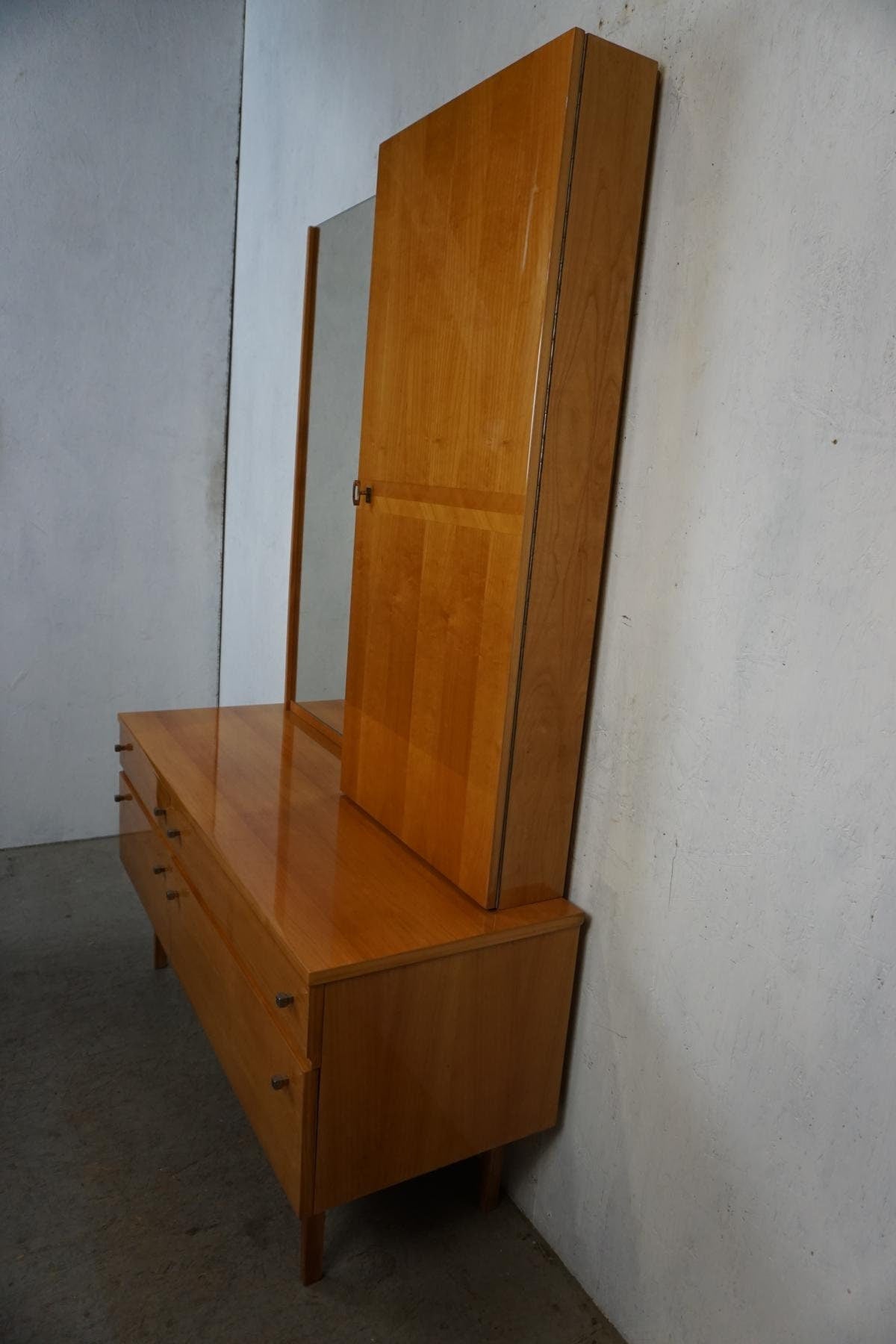 Herrlicher Vintage Schrank mit großem Spiegel