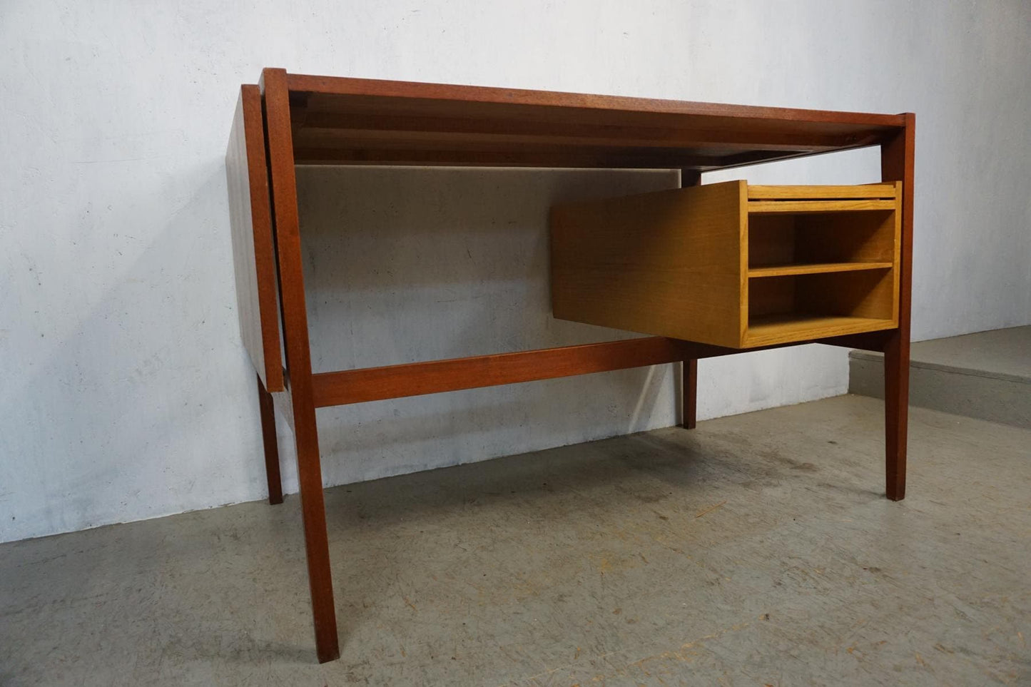 Exklusiver Mid Century Schreibtisch in Teak und Eschenholz