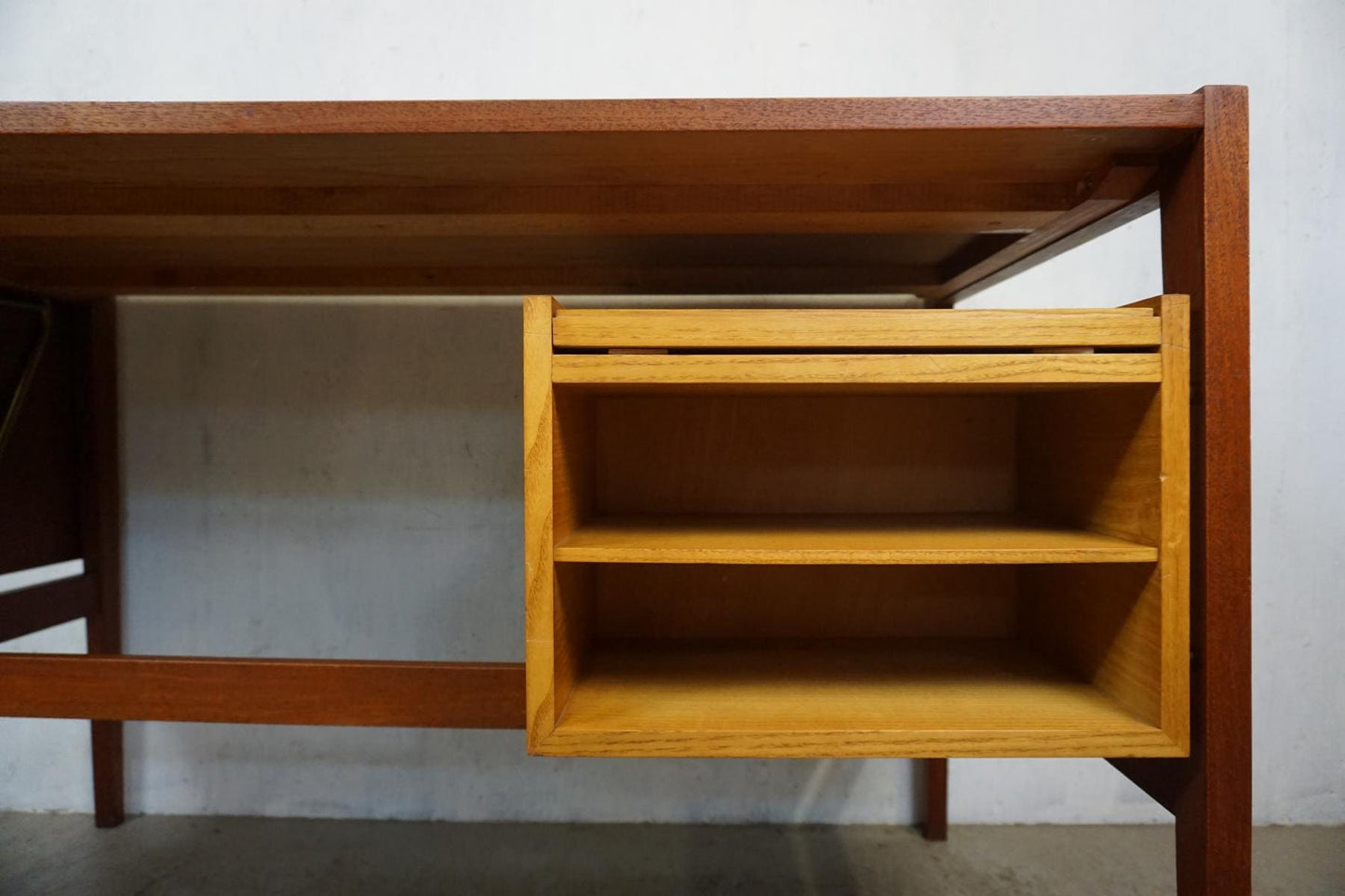 Exklusiver Mid Century Schreibtisch in Teak und Eschenholz