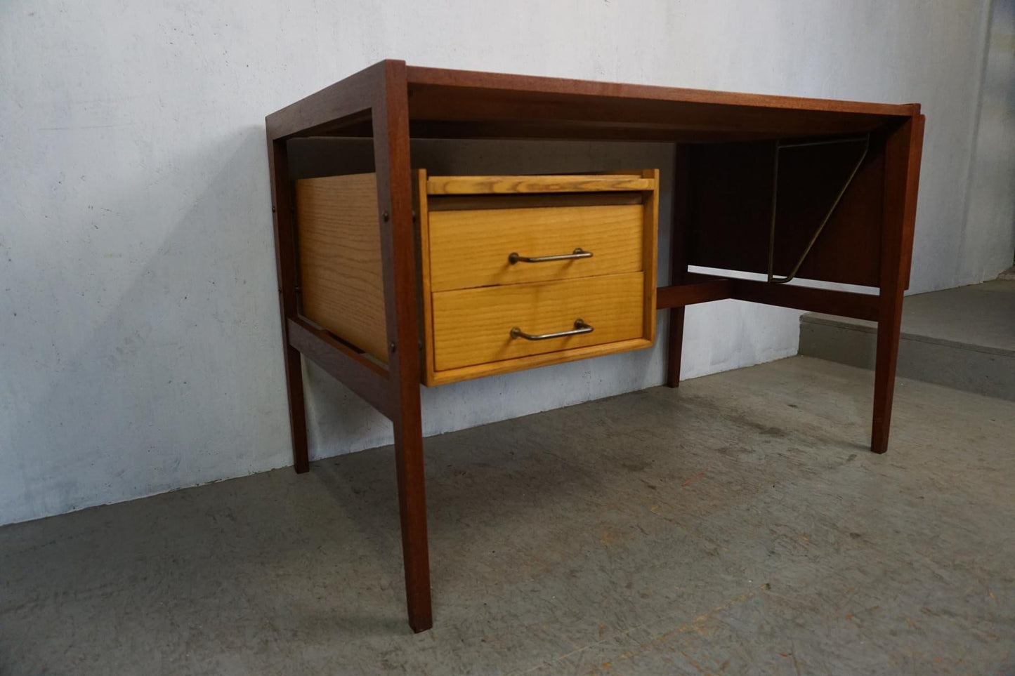 Exklusiver Mid Century Schreibtisch in Teak und Eschenholz