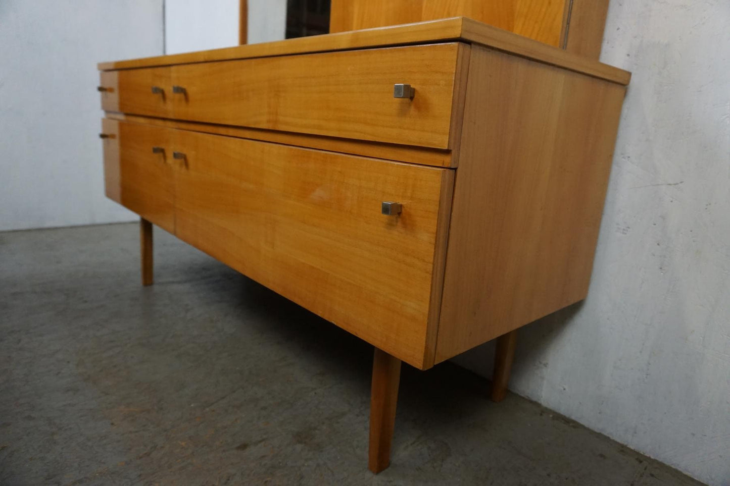 Herrlicher Vintage Schrank mit großem Spiegel