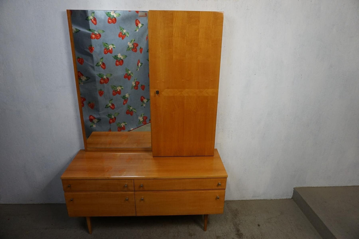 Herrlicher Vintage Schrank mit großem Spiegel