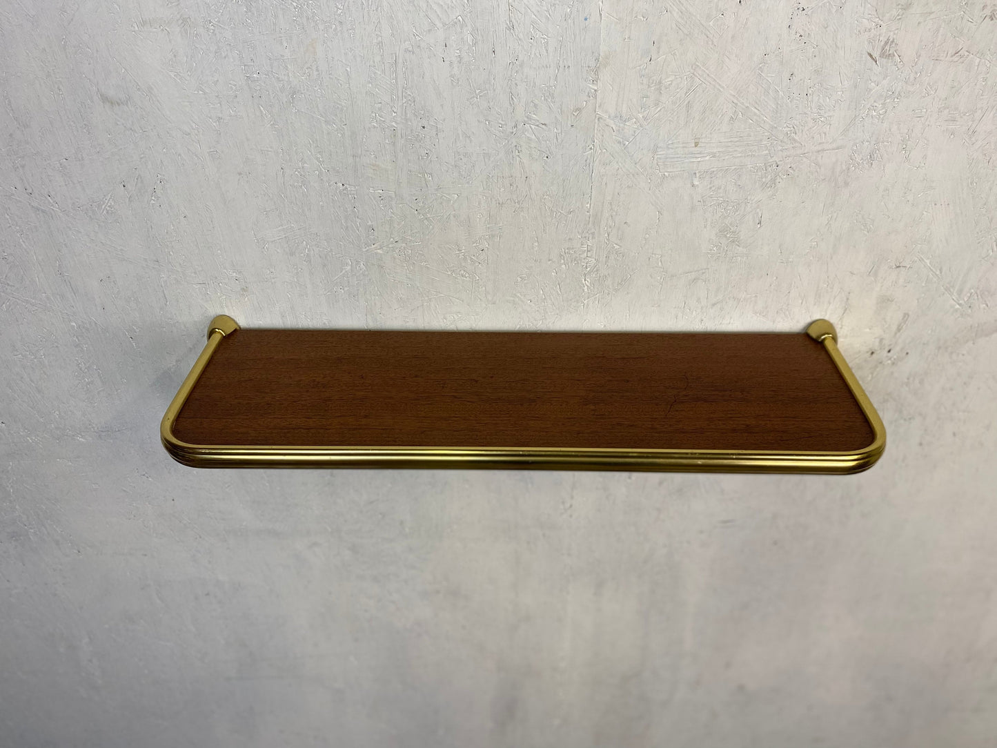 Elegantes Mid Century Wandboard in Messing und Teakholz