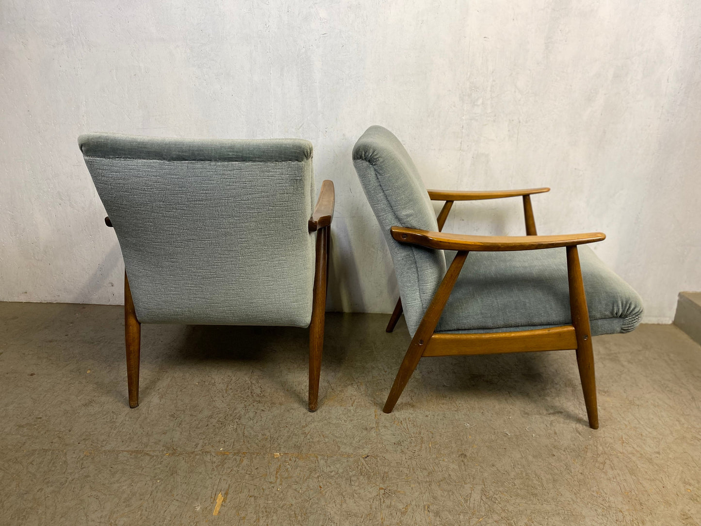 Zwei elegante Mid Century Sessel in Buche