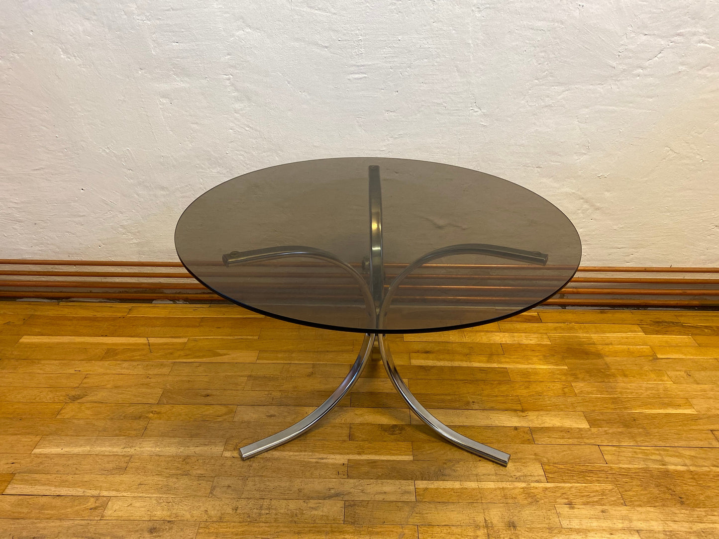 Mid Century Design Couchtisch mit Rauchglasplatte