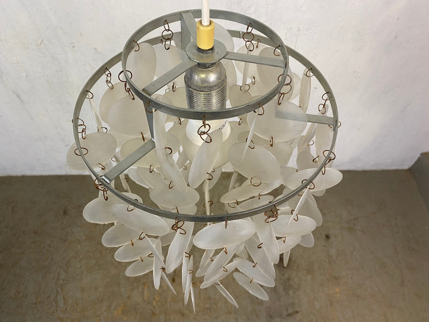Alte Fun Lampe mit Kunststoffplättchen in Perlmutt Optik