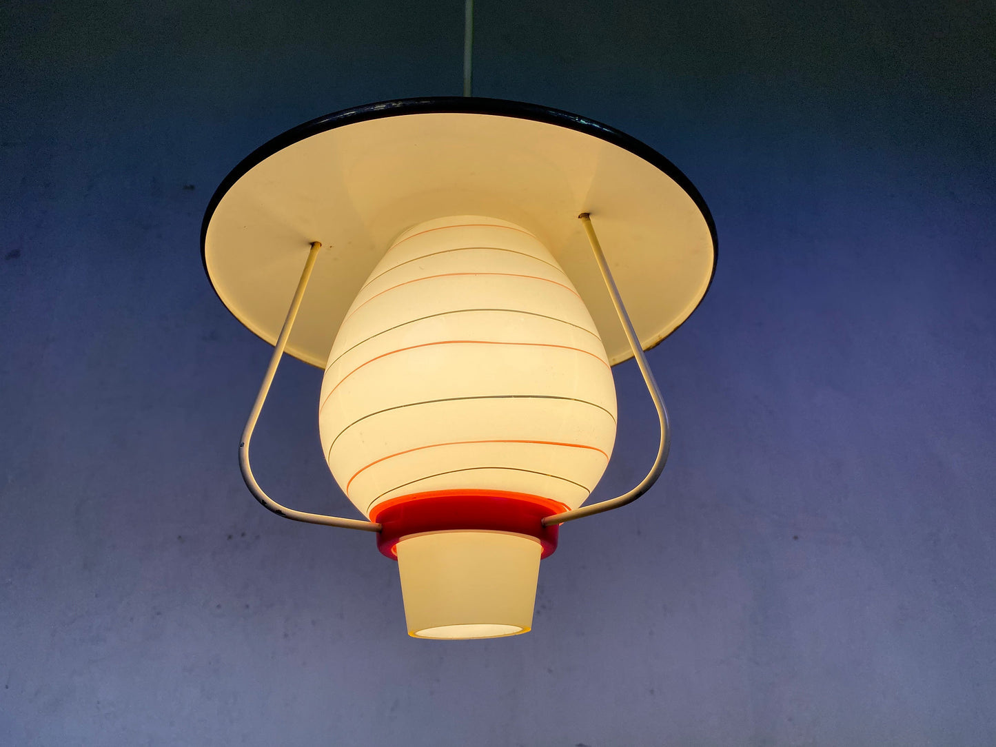 Tolle 50er Jahre Deckenlampe mit Glasschirm